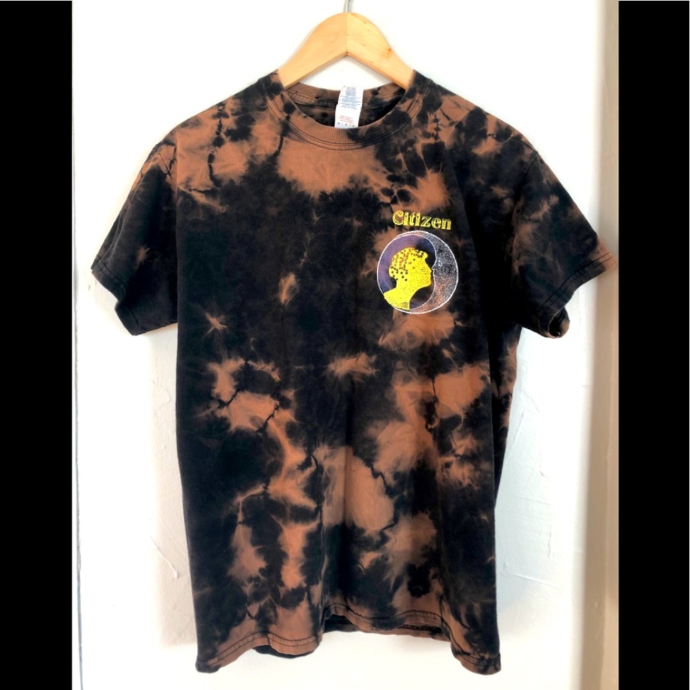 Tie-dye Tee woman kissing the moon print cotton M